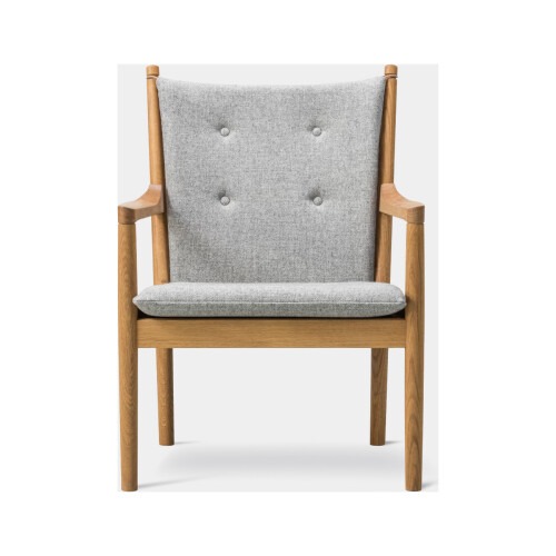 Elegant stol ritad av Hans J. Wegner.