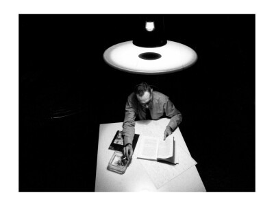Achille Castiglioni har designat lampan frisbi från flos