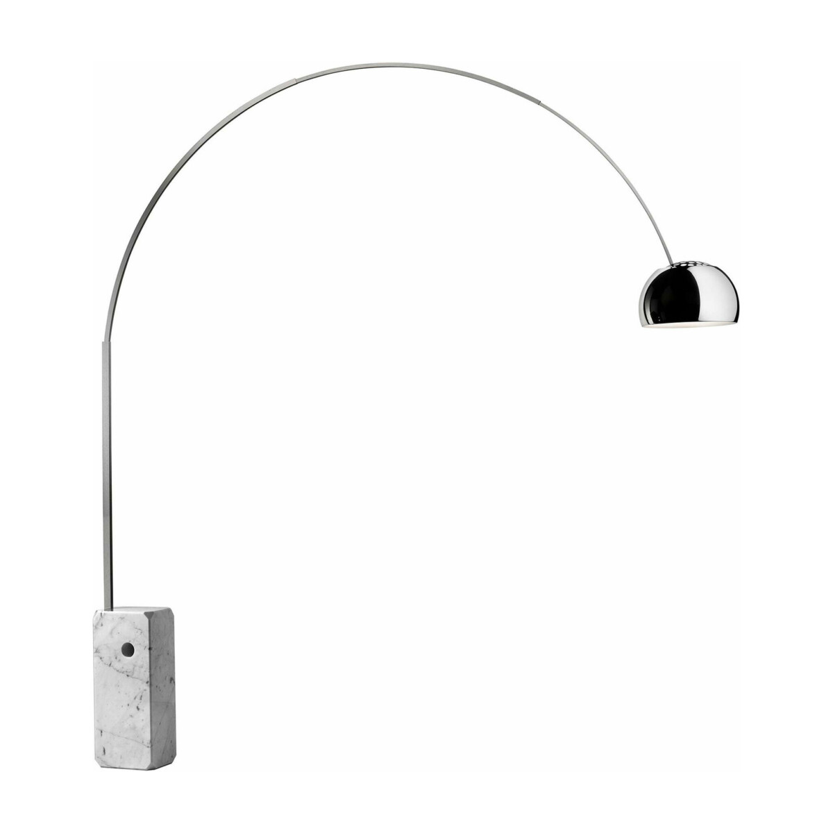 Golvlampa Arco från flos med en fot i carrara marmor