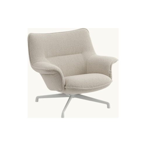 Muuto Doze Lounge Chair Low är tillverkad av en stomme i stål eller aluminium och stoppning i skum och vadd.