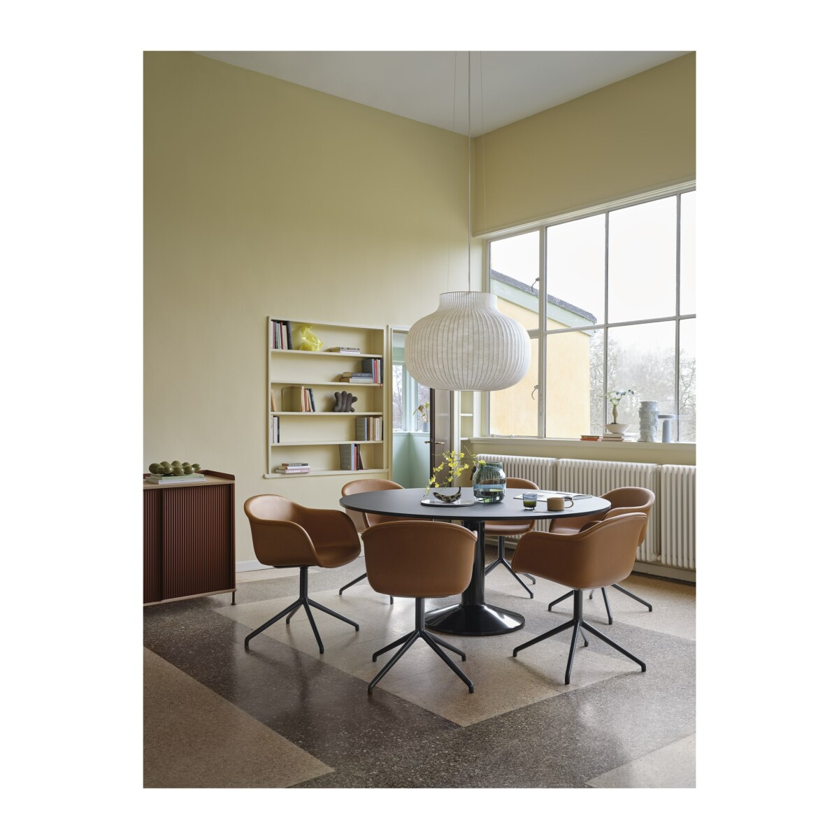 MUUTO interiörbild med fiber chair swivel i cognac och midst table 160