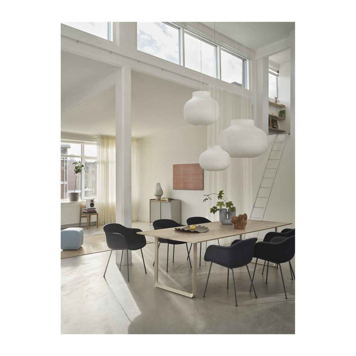 MUUTO interiörbild med strand pendant 80, 60 och 45 med fiber armchair och 70/70 bord